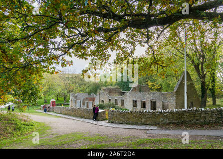 Tyneham, Dorset, Großbritannien. 28. Oktober 2019. UK Wetter. Herbstliche Blick auf die Nähe der Geisterstadt Tyneham in Dorset, die in der lulworth Armee Bereiches befindet. Das Dorf wurde 1943 für die Verwendung als Training Bereich vor dem D-Day evakuiert. Die zerstörten Häuser haben nun wurde von der Öffentlichkeit aufgrund der Gebäude immer unsichere Eingabe eingezäunt. Foto: Graham Jagd-/Alamy leben Nachrichten Stockfoto