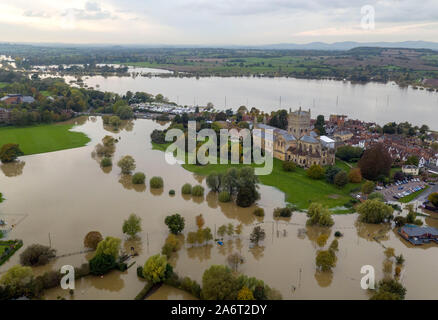 Eine Luftaufnahme von Überschwemmung um Tewkesbury Abbey, in Stroud, Gloucestershire, Großbritannien hat sich durch die weit verbreitete überschwemmung geschlagen worden, nachdem Flüsse über die Ufer burst nach dem Wochenende???s Heavy Rain. Stockfoto