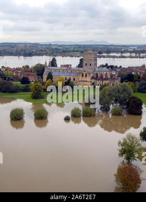 Eine Luftaufnahme von Überschwemmung um Tewkesbury Abbey, in Stroud, Gloucestershire, Großbritannien hat sich durch die weit verbreitete überschwemmung geschlagen worden, nachdem Flüsse über die Ufer burst nach dem Wochenende???s Heavy Rain. Stockfoto