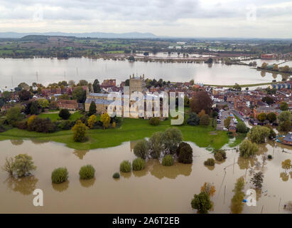 Eine Luftaufnahme von Überschwemmung um Tewkesbury Abbey, in Stroud, Gloucestershire, Großbritannien hat sich durch die weit verbreitete überschwemmung geschlagen worden, nachdem Flüsse über die Ufer burst nach dem Wochenende???s Heavy Rain. Stockfoto