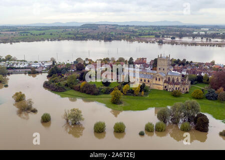 Eine Luftaufnahme von Überschwemmung um Tewkesbury Abbey, in Stroud, Gloucestershire, Großbritannien hat sich durch die weit verbreitete überschwemmung geschlagen worden, nachdem Flüsse über die Ufer burst nach dem Wochenende???s Heavy Rain. Stockfoto