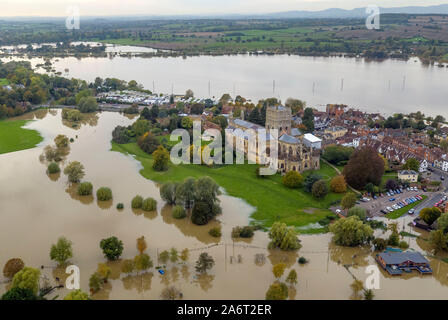 Eine Luftaufnahme von Überschwemmung um Tewkesbury Abbey, in Stroud, Gloucestershire, Großbritannien hat sich durch die weit verbreitete überschwemmung geschlagen worden, nachdem Flüsse über die Ufer burst nach dem Wochenende???s Heavy Rain. Stockfoto