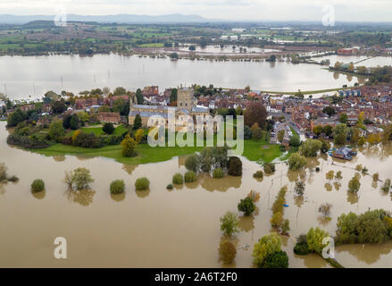 Eine Luftaufnahme von Überschwemmung um Tewkesbury Abbey, in Stroud, Gloucestershire, Großbritannien hat sich durch die weit verbreitete überschwemmung geschlagen worden, nachdem Flüsse über die Ufer burst nach dem Wochenende???s Heavy Rain. Stockfoto