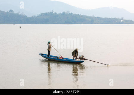 Mann und eine Frau aus der Provinz daklak sind über ein Boot zu segeln Stockfoto