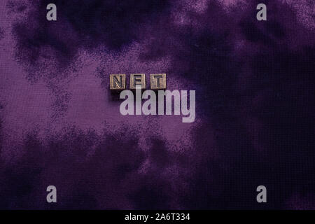 Net Formulierung mit Metall Buchstaben als Net und Business Konzept Stockfoto