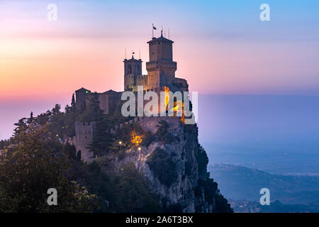 Guaita Festung oder Prima Torre auf dem Grat des Monte Titano in die Stadt San Marino Die Republik San Marino bei Sonnenuntergang Stockfoto