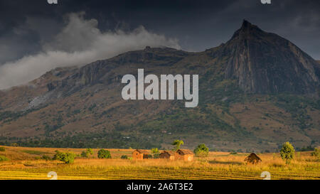 Anzeigen von Tsaranoro Tal, zentrale Hochland von Madagaskar. Landschaften und Reisfelder. Stockfoto