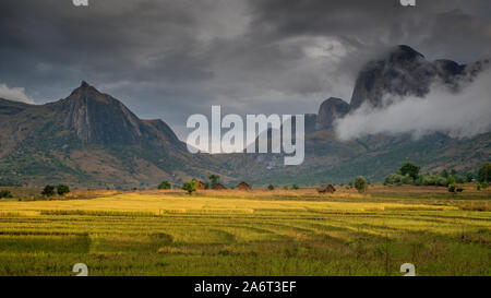 Anzeigen von Tsaranoro Tal, zentrale Hochland von Madagaskar. Landschaften und Reisfelder. Stockfoto