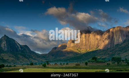 Anzeigen von Tsaranoro Tal, zentrale Hochland von Madagaskar. Landschaft. Stockfoto