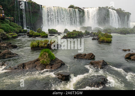 Blick auf die Iguazu Wasserfälle, herrliche Wasserfälle an der Grenze zwischen Brasilien und Argentinien, Teil des Nationalparks von iguazu. Stockfoto