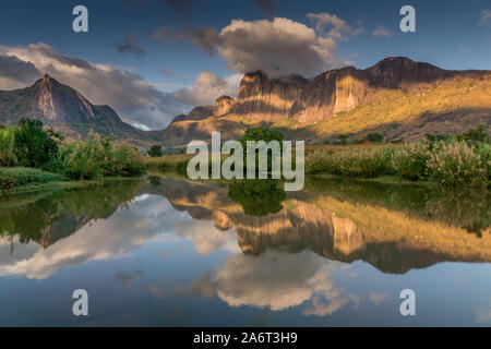 Anzeigen von Tsaranoro Tal, zentrale Hochland von Madagaskar. Landschaft. Stockfoto