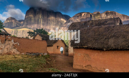 Anzeigen von Tsaranoro Tal, zentrale Hochland von Madagaskar. Dorf unter die schönen Berge. Stockfoto