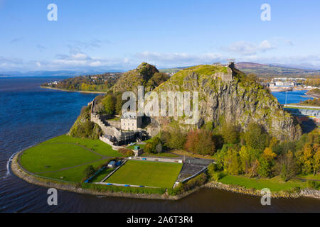 Luftaufnahme von Dumbarton Castle und Dumbarton Rock in West Dunbartonshire, Schottland, Großbritannien Stockfoto