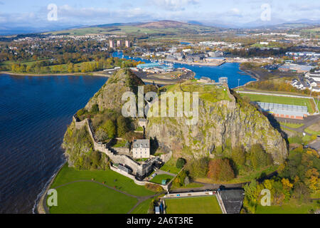 Luftaufnahme von Dumbarton Castle und Dumbarton Rock in West Dunbartonshire, Schottland, Großbritannien Stockfoto