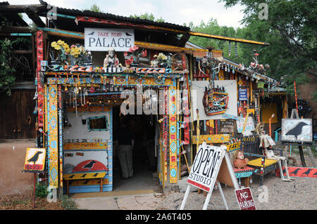 Der Canyon Road Santa Fe, New Mexico ist berühmt für seine Kunstgalerien, Studios und arty Geschäften. Stockfoto