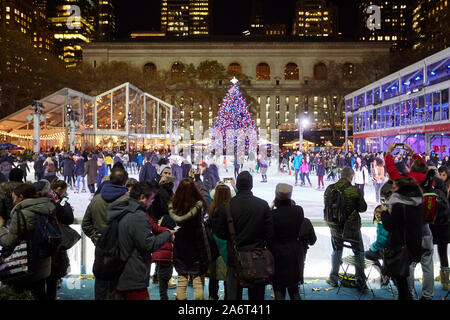 Eislaufen am Bryant Park während Weihnachten feiern. Stockfoto