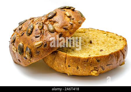 Zwei Maisgriesbrötchen mit Sonnenblumenkernen isoliert auf weißem Hintergrund Stockfoto