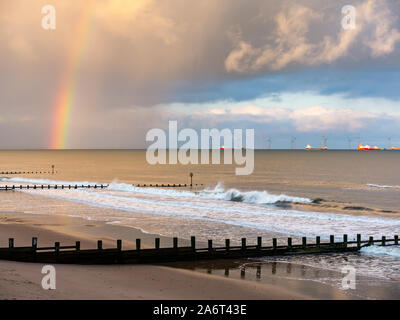 Strand von Aberdeen, Aberdeen, Schottland, Vereinigtes Königreich, 28. Oktober 2019. UK Wetter: Sonnenschein und Duschen in der Stadt eine helle Regenbogen bei Sonnenuntergang über der Nordsee in Richtung der Windpark in Aberdeen Bay verursachen Stockfoto