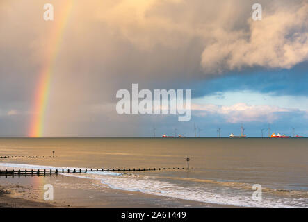 Strand von Aberdeen, Aberdeen, Schottland, Vereinigtes Königreich, 28. Oktober 2019. UK Wetter: Sonnenschein und Duschen in der Stadt eine helle Regenbogen bei Sonnenuntergang über der Nordsee in Richtung der Windpark in Aberdeen Bay verursachen Stockfoto