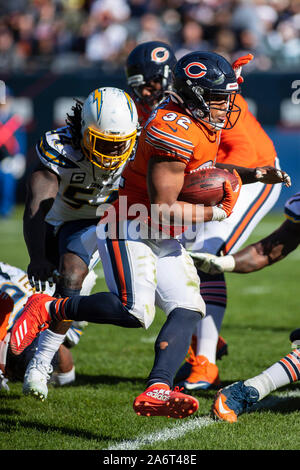 Chicago, Illinois, USA. 27 Okt, 2019. - Bären Nr. 32 David Montgomery läuft mit dem Ball während der NFL Spiel zwischen der Los Angeles Ladegeräte und Chicago Bears im Soldier Field in Chicago, IL. Fotograf: Mike Wulf. Credit: Csm/Alamy leben Nachrichten Stockfoto