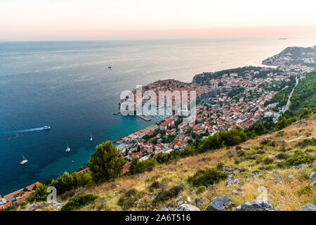 Blick von der Spitze des Berges von Srdj in den alten Teil der Stadt in die Festung in Dubrovnik, Kroatien. Stockfoto