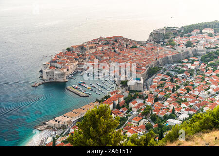 Blick von der Spitze des Berges von Srdj in den alten Teil der Stadt in die Festung in Dubrovnik, Kroatien. Stockfoto