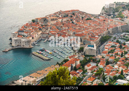 Blick von der Spitze des Berges von Srdj in den alten Teil der Stadt in die Festung in Dubrovnik, Kroatien. Stockfoto