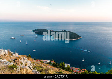 Blick von der Spitze des Berges von Srdj in den alten Teil der Stadt in die Festung in Dubrovnik, Kroatien. Stockfoto