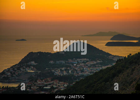 Blick von der Spitze des Berges von Srdj in den alten Teil der Stadt in die Festung in Dubrovnik, Kroatien. Stockfoto