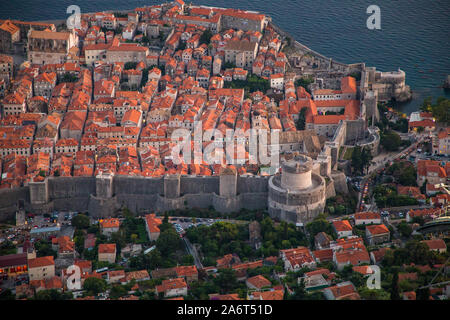 Die Altstadt von Dubrovnik, Kroatien an einem sonnigen Tag. Wie von der Spitze des Hügels gesehen. Sichtbar ist der Hafen, Altstadt und Strand. Stockfoto