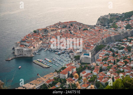 Blick von der Spitze des Berges von Srdj in den alten Teil der Stadt in die Festung in Dubrovnik, Kroatien. Stockfoto