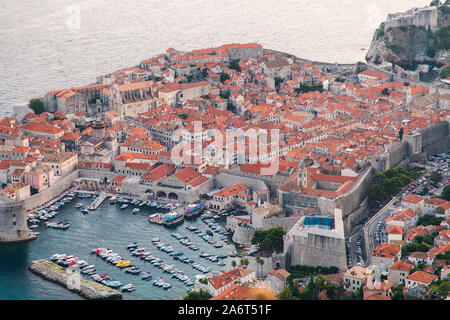 Blick von der Spitze des Berges von Srdj in den alten Teil der Stadt in die Festung in Dubrovnik, Kroatien. Stockfoto