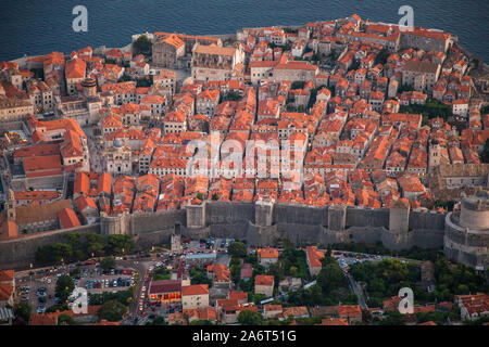 Blick von der Spitze des Berges von Srdj in den alten Teil der Stadt in die Festung in Dubrovnik, Kroatien. Stockfoto