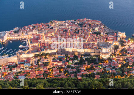 Die Altstadt von Dubrovnik, Kroatien an einem sonnigen Tag. Wie von der Spitze des Hügels gesehen. Sichtbar ist der Hafen, Altstadt und Strand. Stockfoto