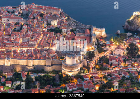 Die Altstadt von Dubrovnik, Kroatien an einem sonnigen Tag. Wie von der Spitze des Hügels gesehen. Sichtbar ist der Hafen, Altstadt und Strand. Stockfoto