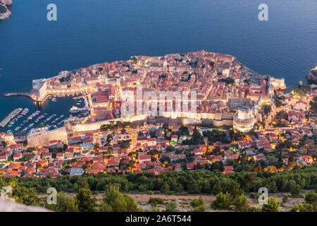 Die Altstadt von Dubrovnik, Kroatien an einem sonnigen Tag. Wie von der Spitze des Hügels gesehen. Sichtbar ist der Hafen, Altstadt und Strand. Stockfoto