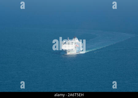 Ausgezeichnete Fähre der Grandi Navi Veloci Unternehmen nähert sich der Hafen von Barcelona. Stockfoto