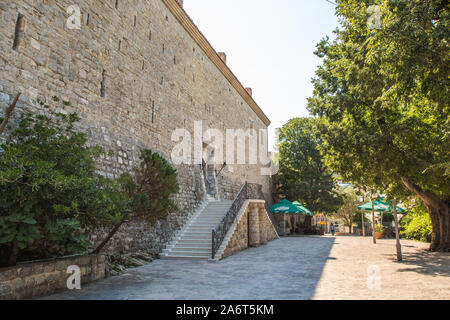 Die Altstadt von Budva, Montenegro. Die erste Erwähnung der Stadt - mehr als 26 Jahrhunderten. Wir sehen alte Häuser, eine sehr schmale Straße, Cafés, Geschäfte. Stockfoto