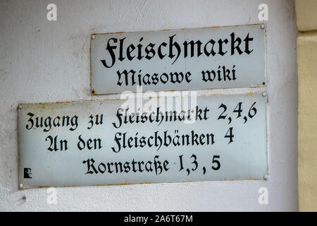 Bautzen, Deutschland. 17 Okt, 2019. Historische Straße und Hinweisschilder aufhängen auf dem Fleischmarkt in der Altstadt. Bautzen, Obersorbisch Budy · in, ist eine kreisfreie Stadt im östlichen Niedersachsen, liegt an der Spree und ist die Kreisstadt des Landkreises Bautzen nach ihm benannt. Credit: Jens Büttner/dpa-Zentralbild/ZB/dpa/Alamy leben Nachrichten Stockfoto