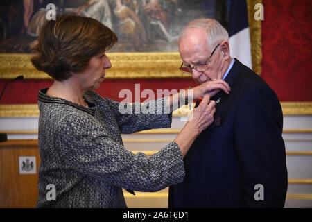 Französischer Botschafter Catherine Colonna präsentiert Veteran Geoffrey Pidgeon mit der 6000Th Legion d'honneur, ihm für seine Rolle bei der Befreiung Frankreichs während des Zweiten Weltkrieges, während einer Siegerehrung im Lancaster House in London verliehen. PA-Foto. Bild Datum: Montag, Oktober 28, 2019. Siehe PA Geschichte Verteidigung Medaille. Photo Credit: Kirsty O'Connor/PA-Kabel Stockfoto