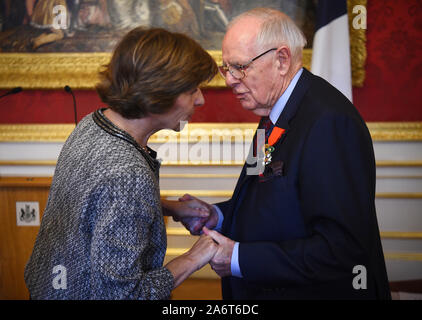 Französischer Botschafter Catherine Colonna präsentiert Veteran Geoffrey Pidgeon mit der 6000Th Legion d'honneur, ihm für seine Rolle bei der Befreiung Frankreichs während des Zweiten Weltkrieges, während einer Siegerehrung im Lancaster House in London verliehen. PA-Foto. Bild Datum: Montag, Oktober 28, 2019. Siehe PA Geschichte Verteidigung Medaille. Photo Credit: Kirsty O'Connor/PA-Kabel Stockfoto