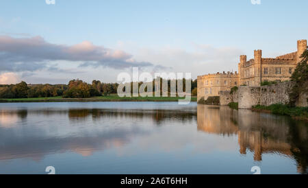 Leeds Castle in der Nähe von Maidstone in Kent, Großbritannien, in der umgebenden Wassergraben wider, auf einem gestochen scharfen, klaren Tag im Herbst fotografiert. Stockfoto