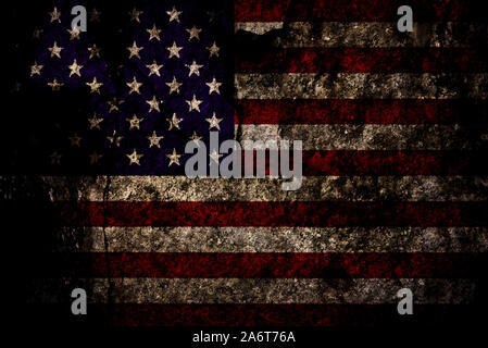 Patriotische militärischen Hintergrund - grunge und vintage Flagge der Vereinigten Staaten von Amerika gemischt mit natürlichen Dunkelgrau Stein oder Felsen (gemischt). Stockfoto