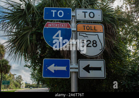 Orlando, Florida. Oktober 25, 2019. Blick von oben auf die INTERESTATE 4 und 528 Highway anmelden International Drive Stockfoto