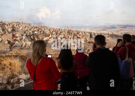 Wroclaw, Polen - Oktober 25, 2019: die Menschen besuchen das berühmte Gemälde Panorama von Raclawice von Wojciech Kossak und Adam Styka. Stockfoto