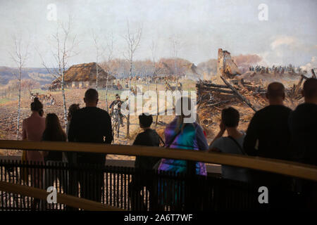 Wroclaw, Polen - Oktober 25, 2019: die Menschen besuchen das berühmte Gemälde Panorama von Raclawice von Wojciech Kossak und Adam Styka. Stockfoto