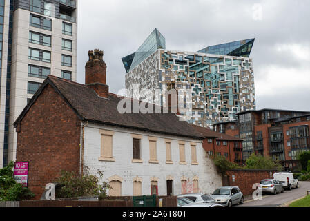 Alten Teil des Stadtzentrums von Birmingham mit dem Würfel im Hintergrund. Stockfoto