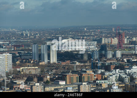 London Olympisches Stadion mit Arcelor Mittal Orbit von Sir Anish Kapoor und Cecil Balmond für London 2012 konzipiert. Stockfoto