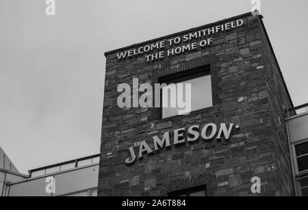 Ein schwarz-weißes Bild der Hauptfassade des Jameson Distillery in Dublin. Stockfoto