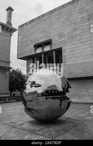 Ein schwarz-weißes Bild der Kugel in der Kugel kunst Objekt in Dublin. Stockfoto